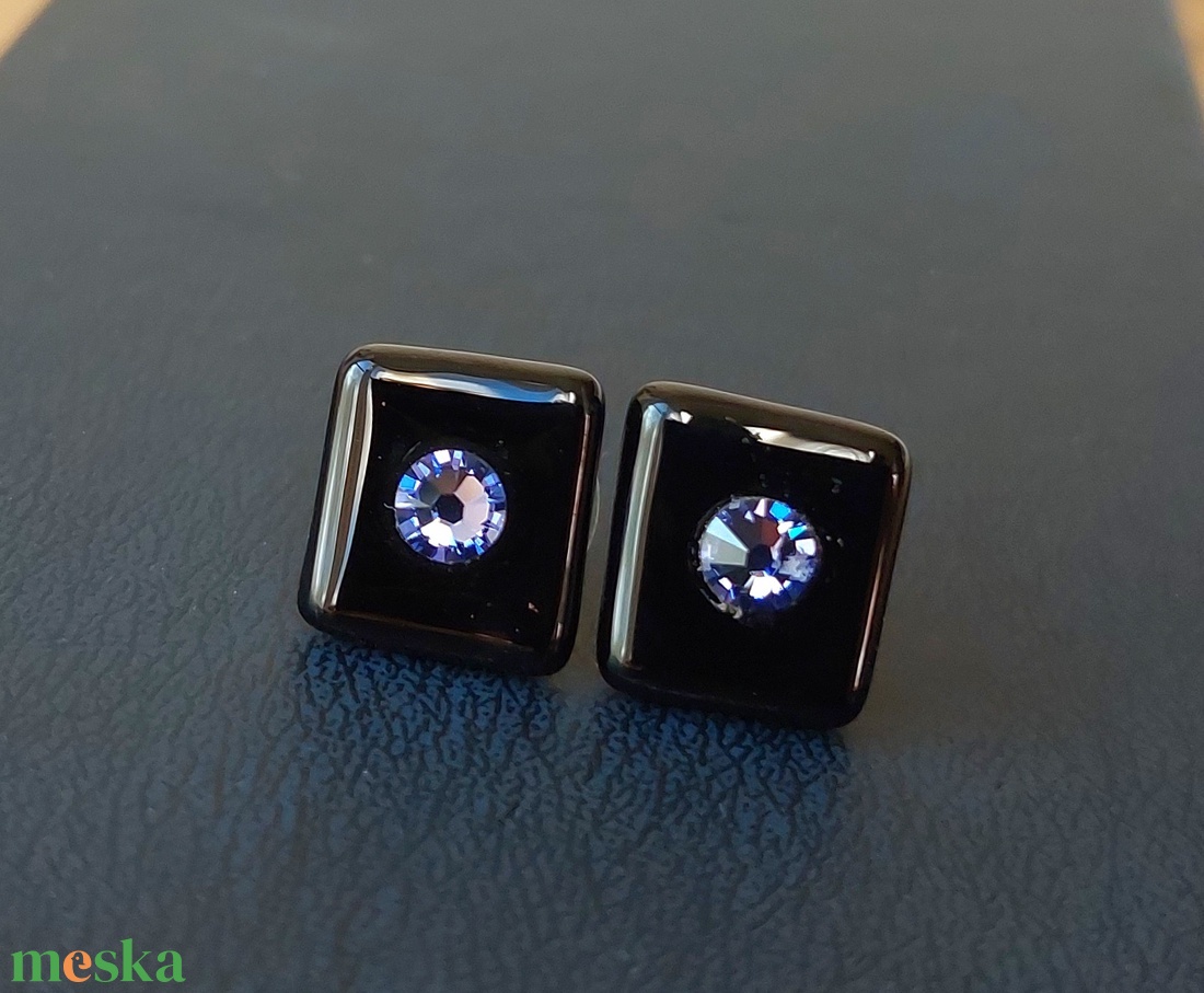 Fekete üveg fülbevaló lila swarovski kristállyal - ékszer - fülbevaló - pötty fülbevaló - Meska.hu
