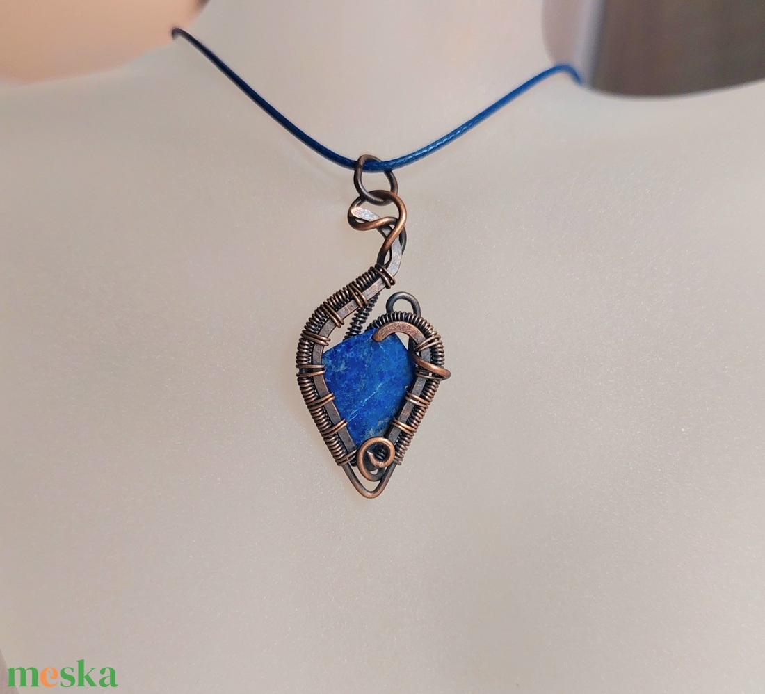 Kisebb vörösréz nyaklánc lápis lazuli ásvánnyal - ékszer - nyaklánc - medálos nyaklánc - Meska.hu