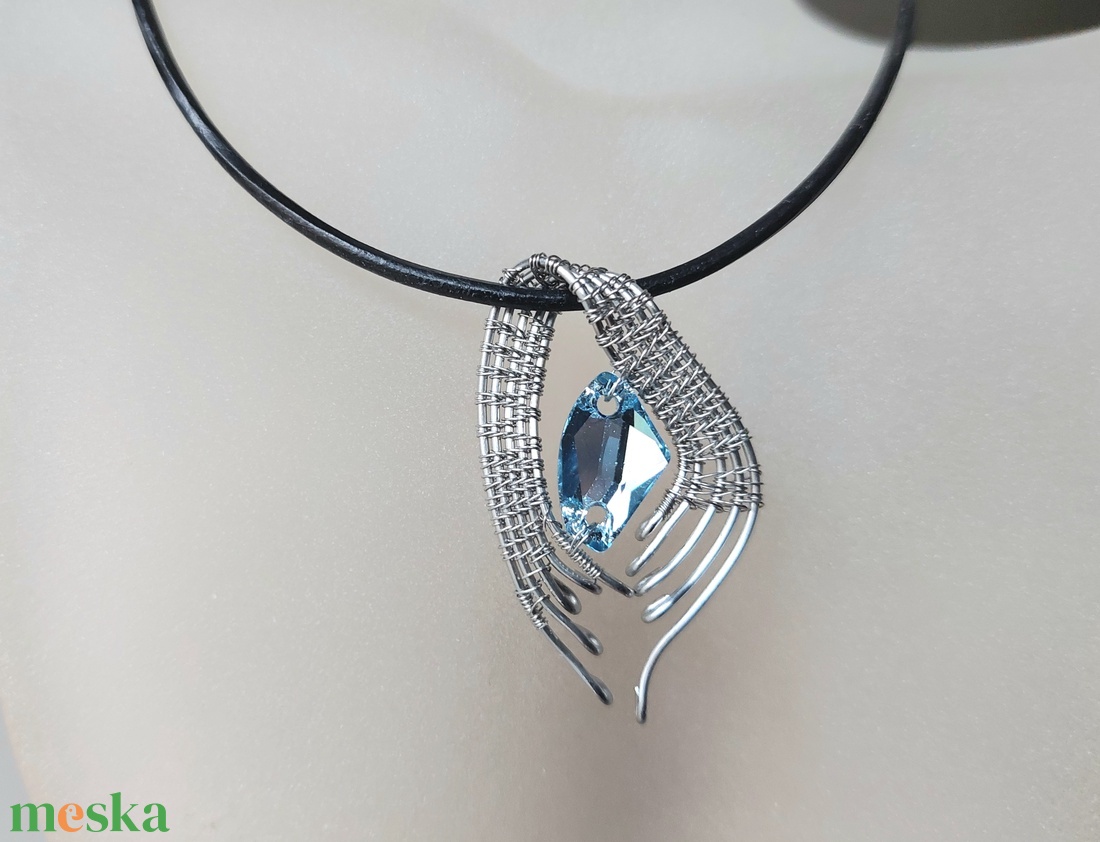 Acél drót nyaklánc kék swarovski kristállyal - ékszer - nyaklánc - medálos nyaklánc - Meska.hu