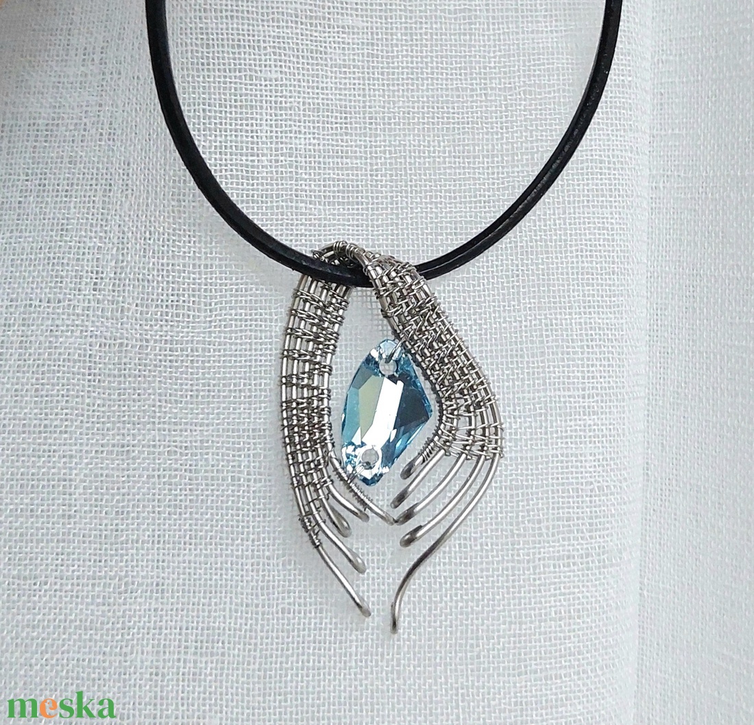 Acél drót nyaklánc kék swarovski kristállyal - ékszer - nyaklánc - medálos nyaklánc - Meska.hu