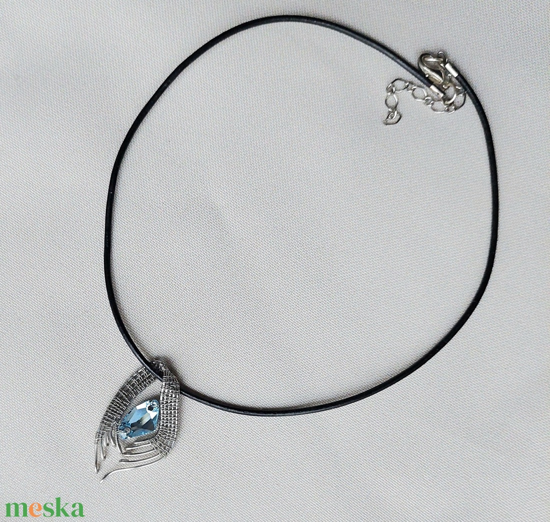 Acél drót nyaklánc kék swarovski kristállyal - ékszer - nyaklánc - medálos nyaklánc - Meska.hu
