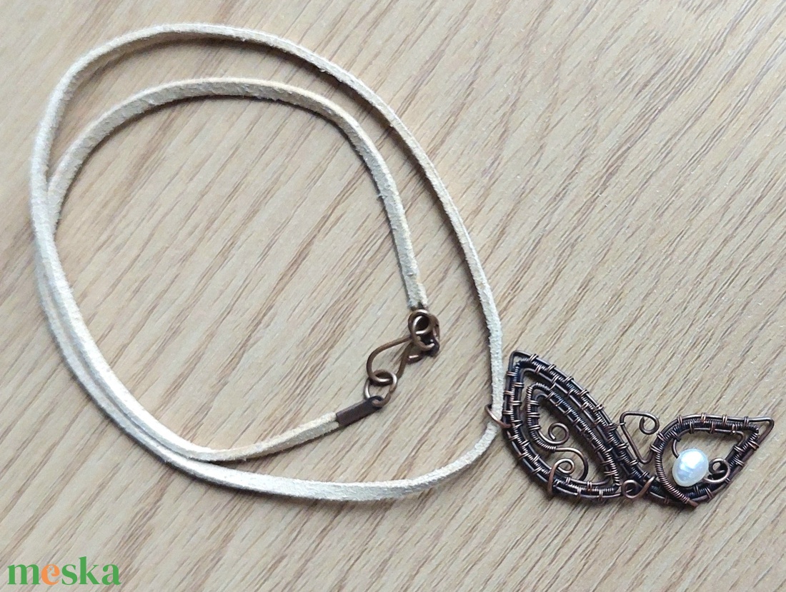 Vörösréz lepkeszársz nyaklánc tenyésztett gyönggyel - ékszer - nyaklánc - medálos nyaklánc - Meska.hu