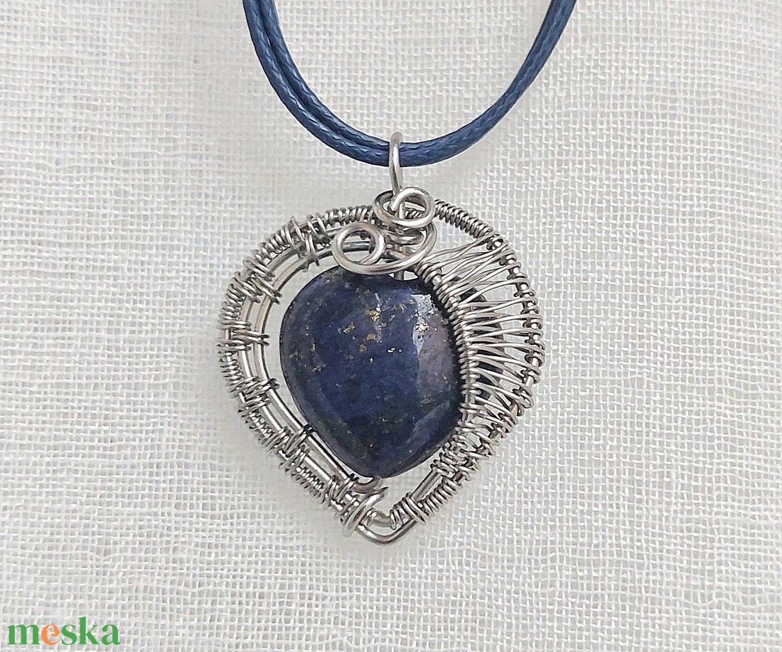 Acél drót nyaklánc szív lápis lazuli ásvány kővel - ékszer - nyaklánc - medálos nyaklánc - Meska.hu