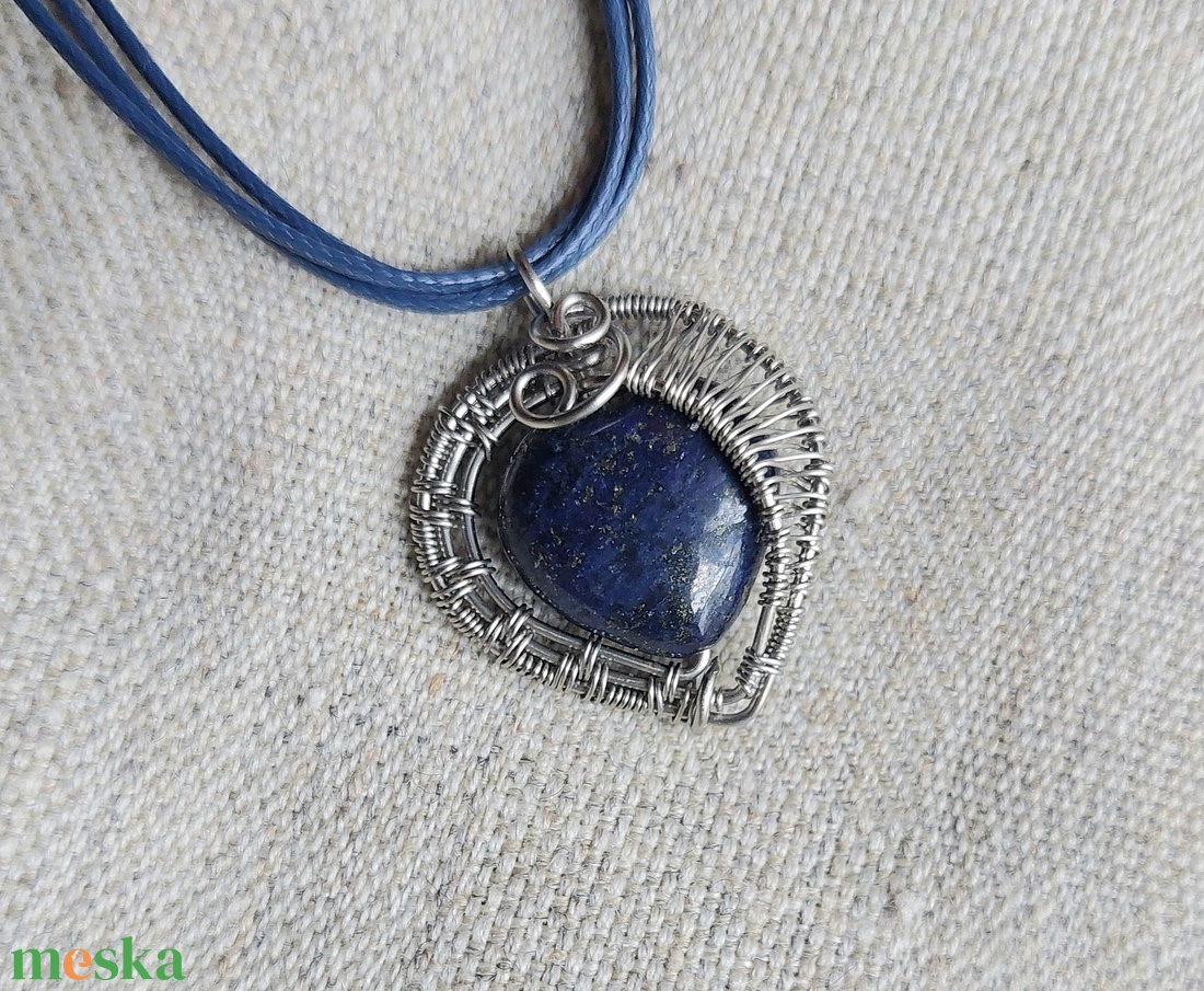Acél drót nyaklánc szív lápis lazuli ásvány kővel - ékszer - nyaklánc - medálos nyaklánc - Meska.hu