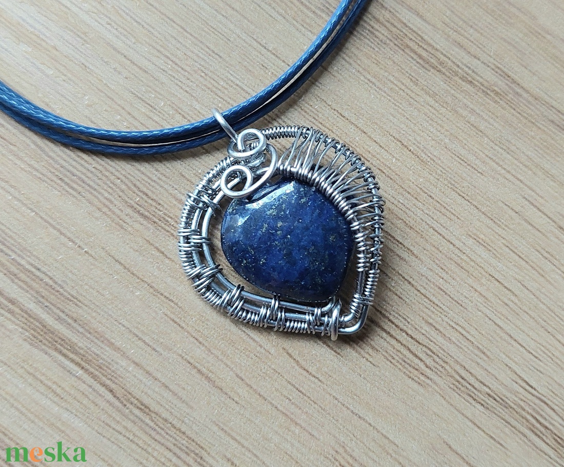 Acél drót nyaklánc szív lápis lazuli ásvány kővel - ékszer - nyaklánc - medálos nyaklánc - Meska.hu