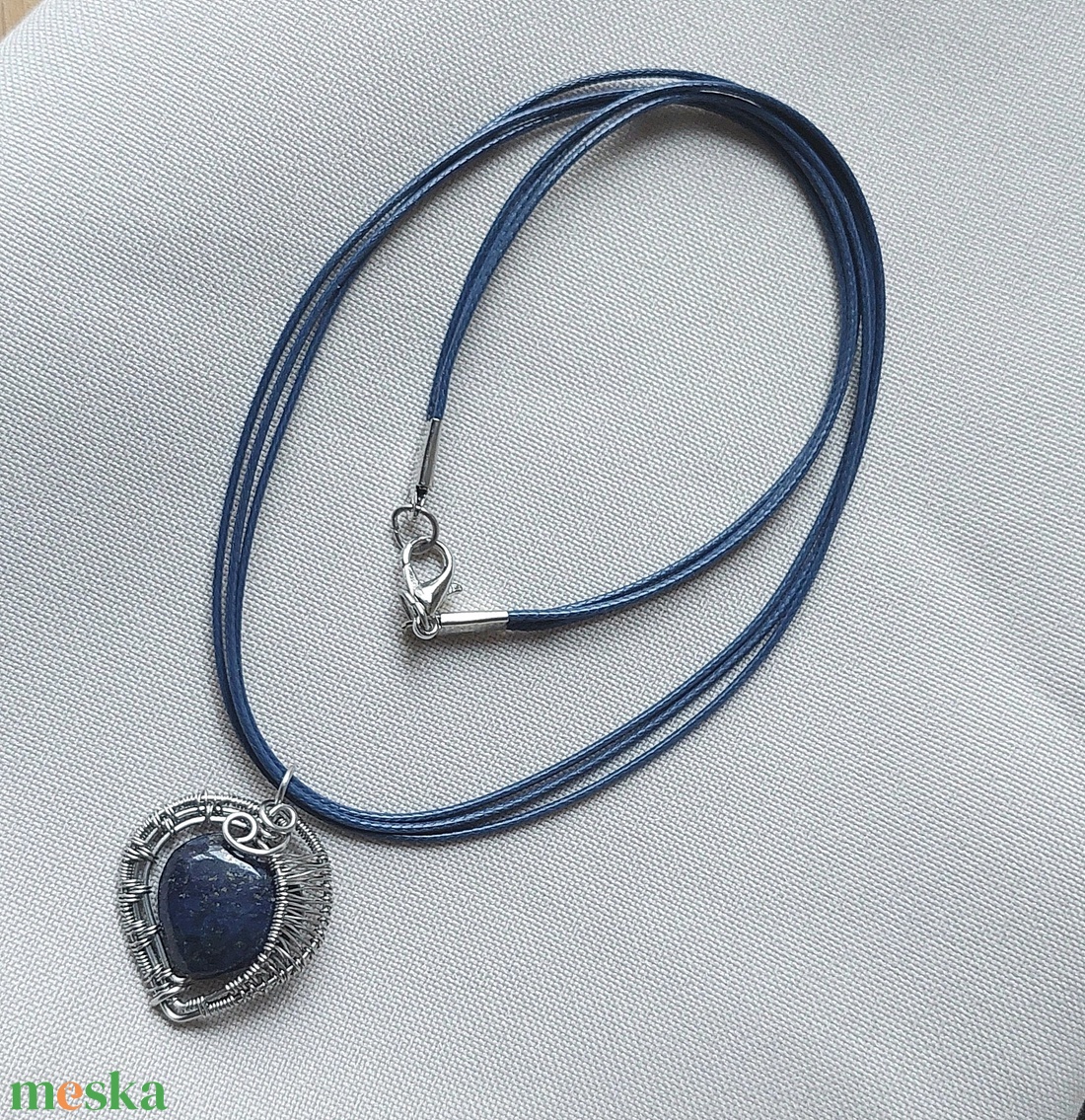 Acél drót nyaklánc szív lápis lazuli ásvány kővel - ékszer - nyaklánc - medálos nyaklánc - Meska.hu