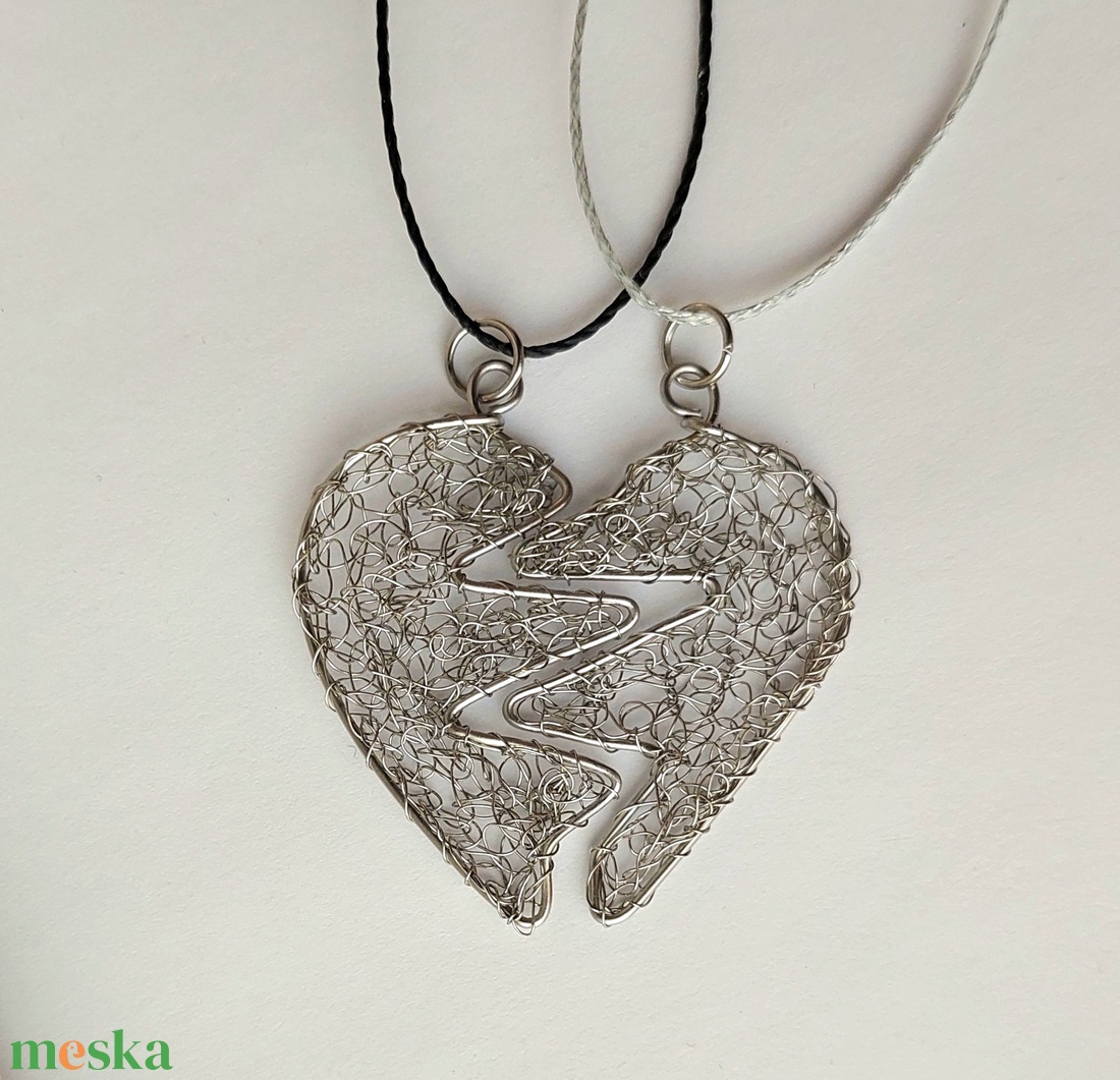 2 fél szív 1 párnak horgolt acél nyaklánc - ékszer - nyaklánc - medálos nyaklánc - Meska.hu
