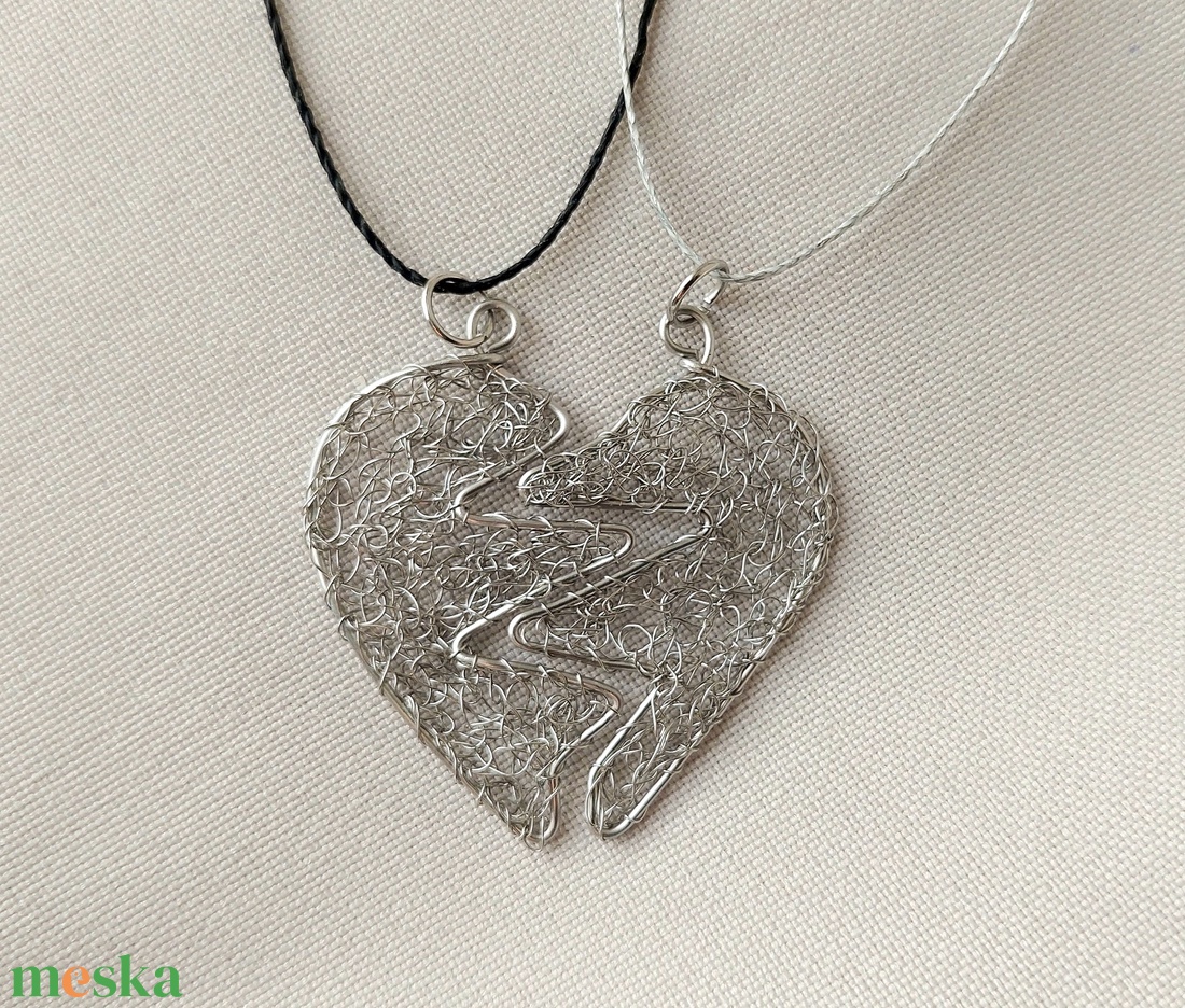 2 fél szív 1 párnak horgolt acél nyaklánc - ékszer - nyaklánc - medálos nyaklánc - Meska.hu