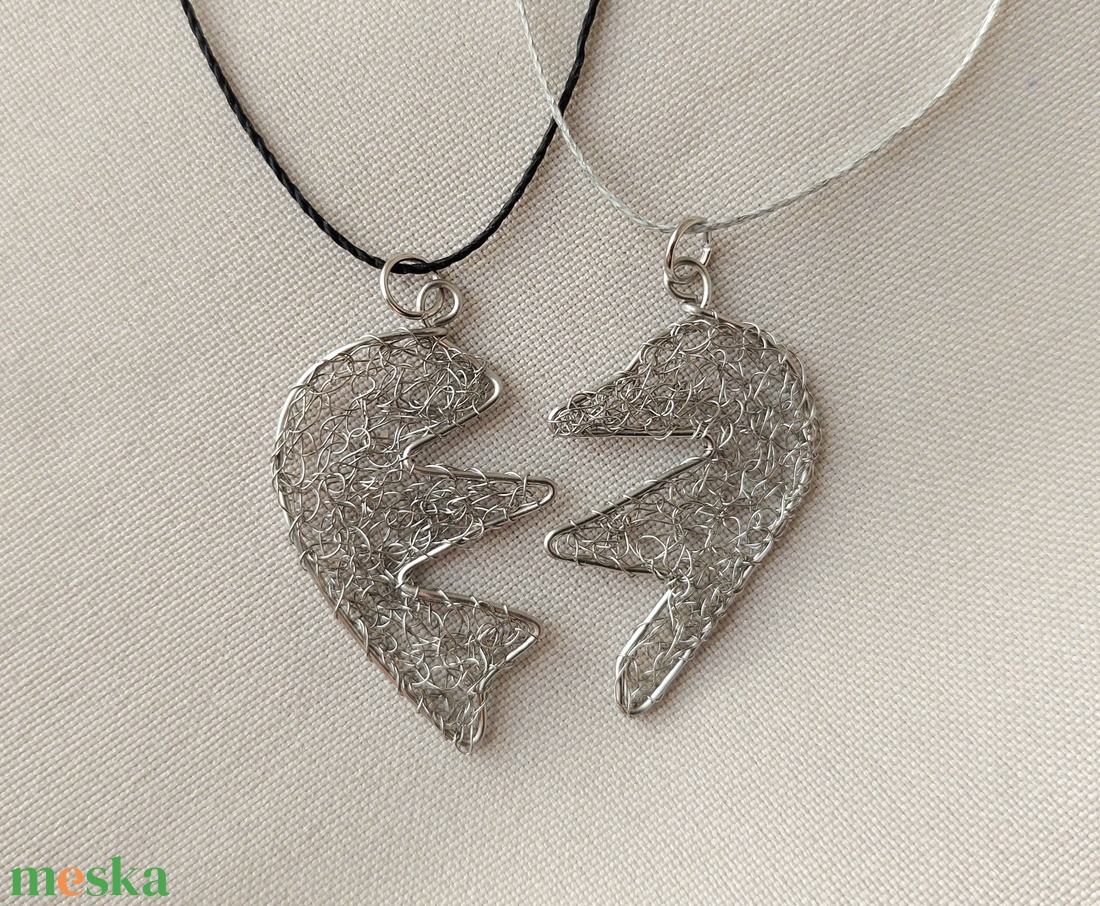 2 fél szív 1 párnak horgolt acél nyaklánc - ékszer - nyaklánc - medálos nyaklánc - Meska.hu