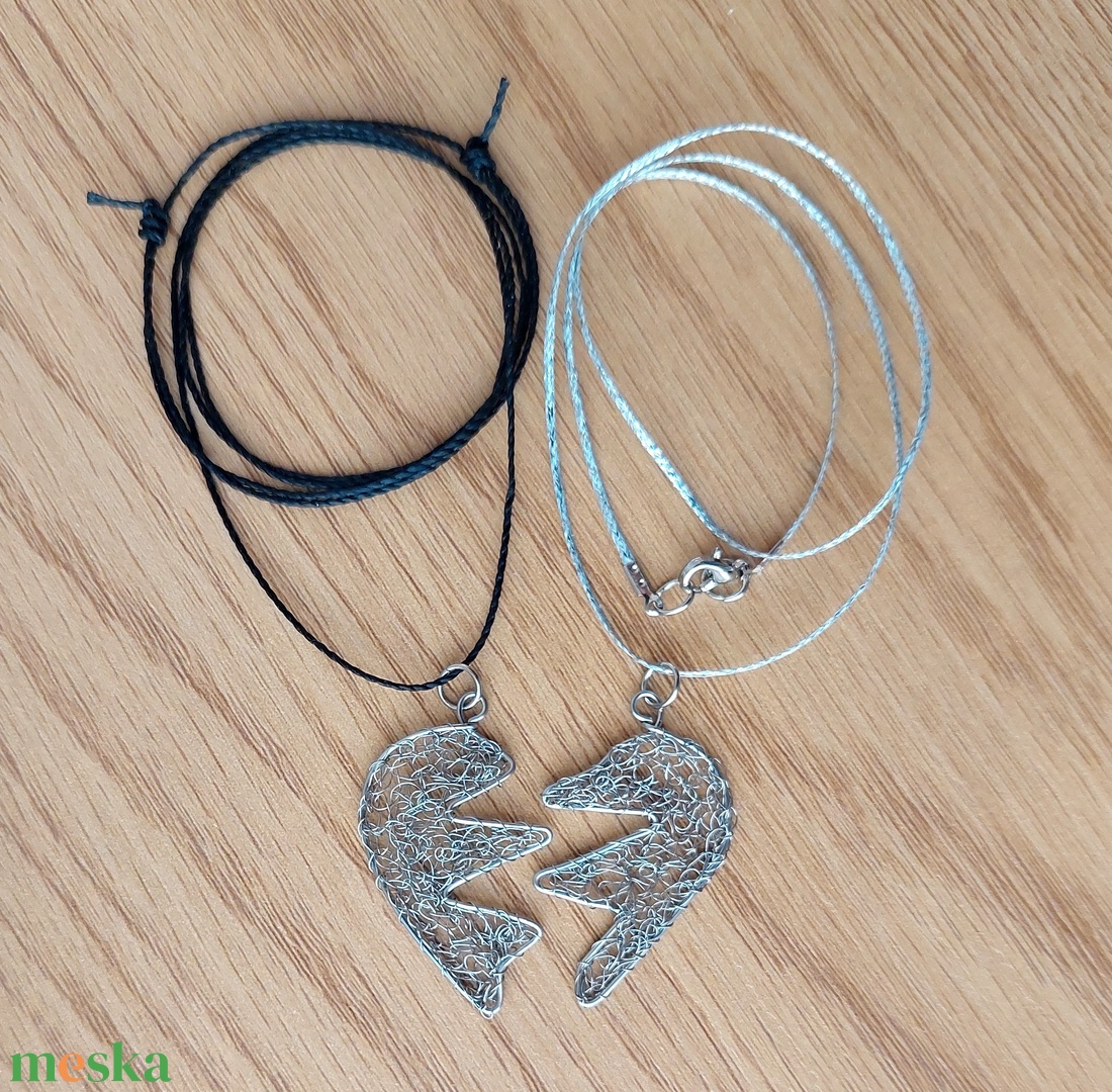 2 fél szív 1 párnak horgolt acél nyaklánc - ékszer - nyaklánc - medálos nyaklánc - Meska.hu