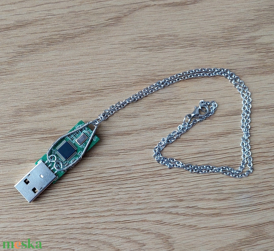 Férfi nyaklánc pendrive belsővel - ékszer - nyaklánc - medálos nyaklánc - Meska.hu
