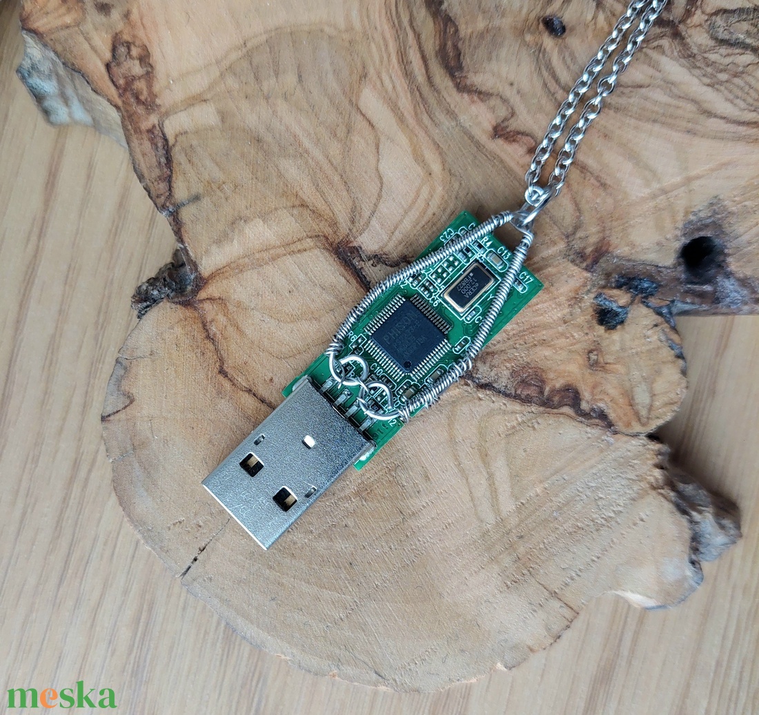 Férfi nyaklánc pendrive belsővel - ékszer - nyaklánc - medálos nyaklánc - Meska.hu