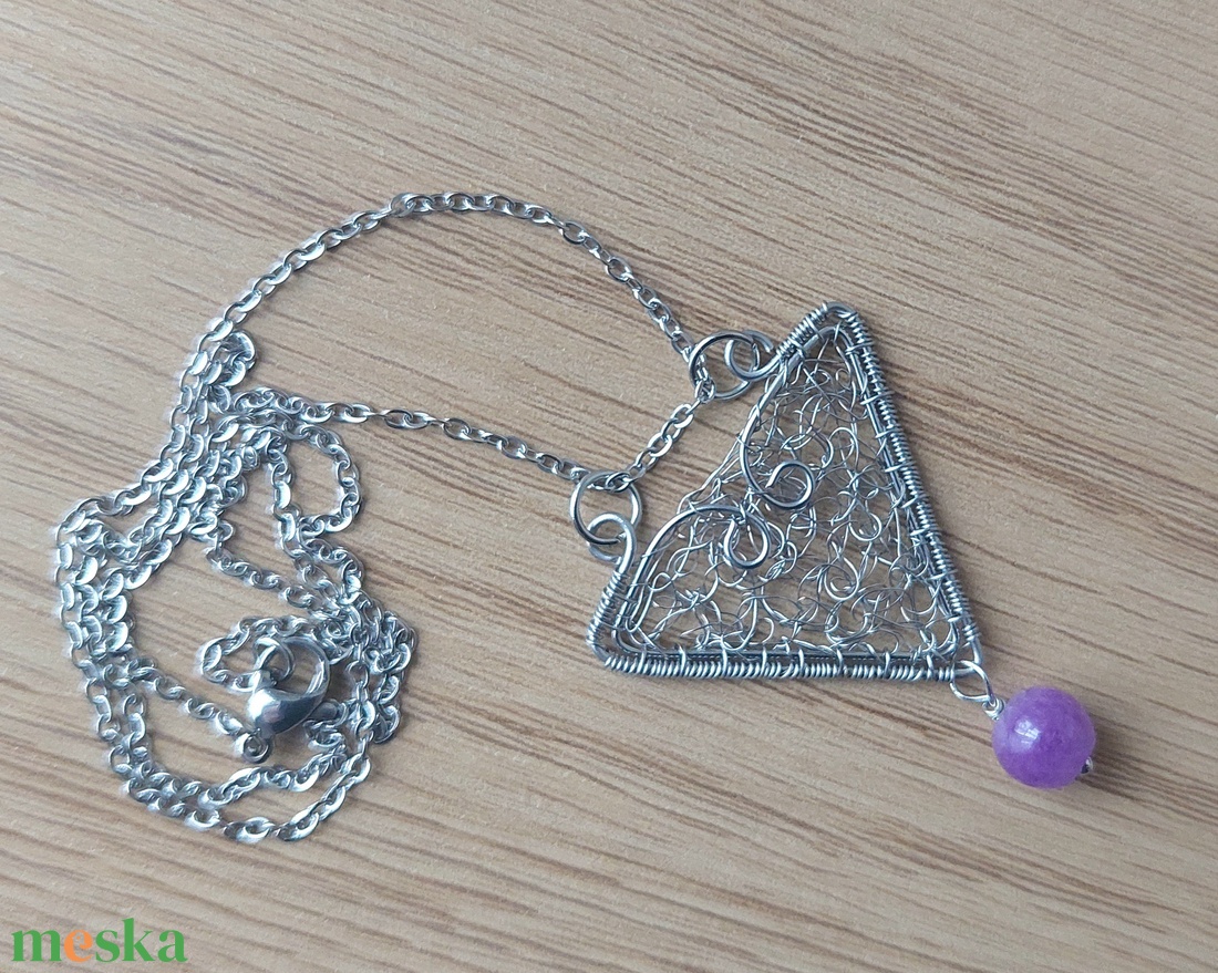 Horgolt acél nyaklánc lila turmalin ásvány golyóval - ékszer - nyaklánc - medálos nyaklánc - Meska.hu