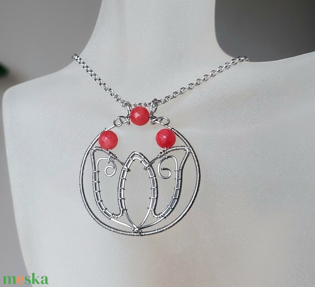 Acél tulipán nyaklánc piros jáde ásvány golyókkal - ékszer - nyaklánc - medálos nyaklánc - Meska.hu