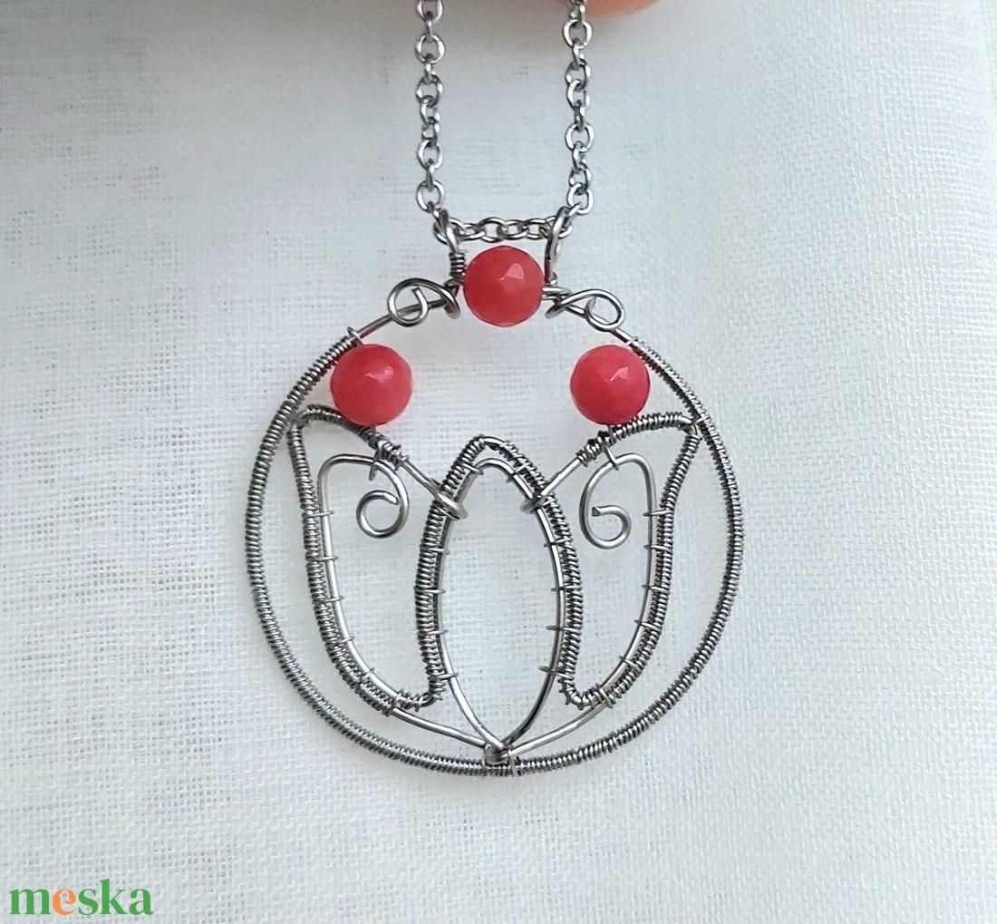 Acél tulipán nyaklánc piros jáde ásvány golyókkal - ékszer - nyaklánc - medálos nyaklánc - Meska.hu