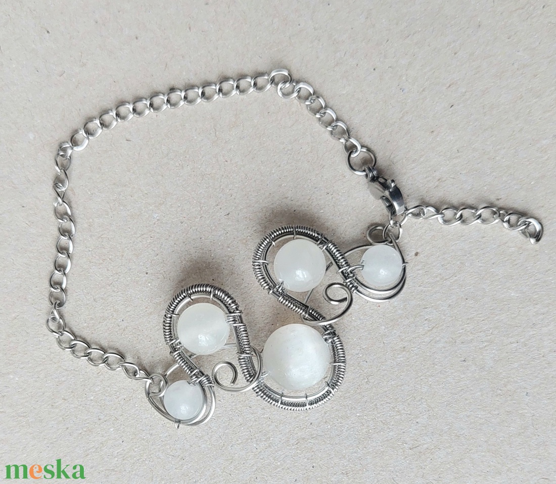Acél karkötő szelenit és hókvarc (tejkvarc) ásvány golyókkal - ékszer - karkötő - karkötő medállal - Meska.hu