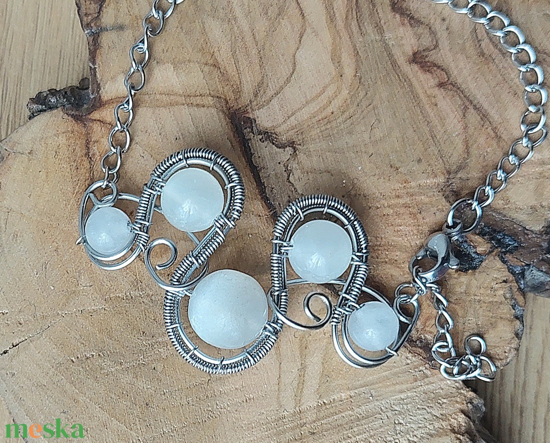 Acél karkötő szelenit és hókvarc (tejkvarc) ásvány golyókkal - ékszer - karkötő - karkötő medállal - Meska.hu