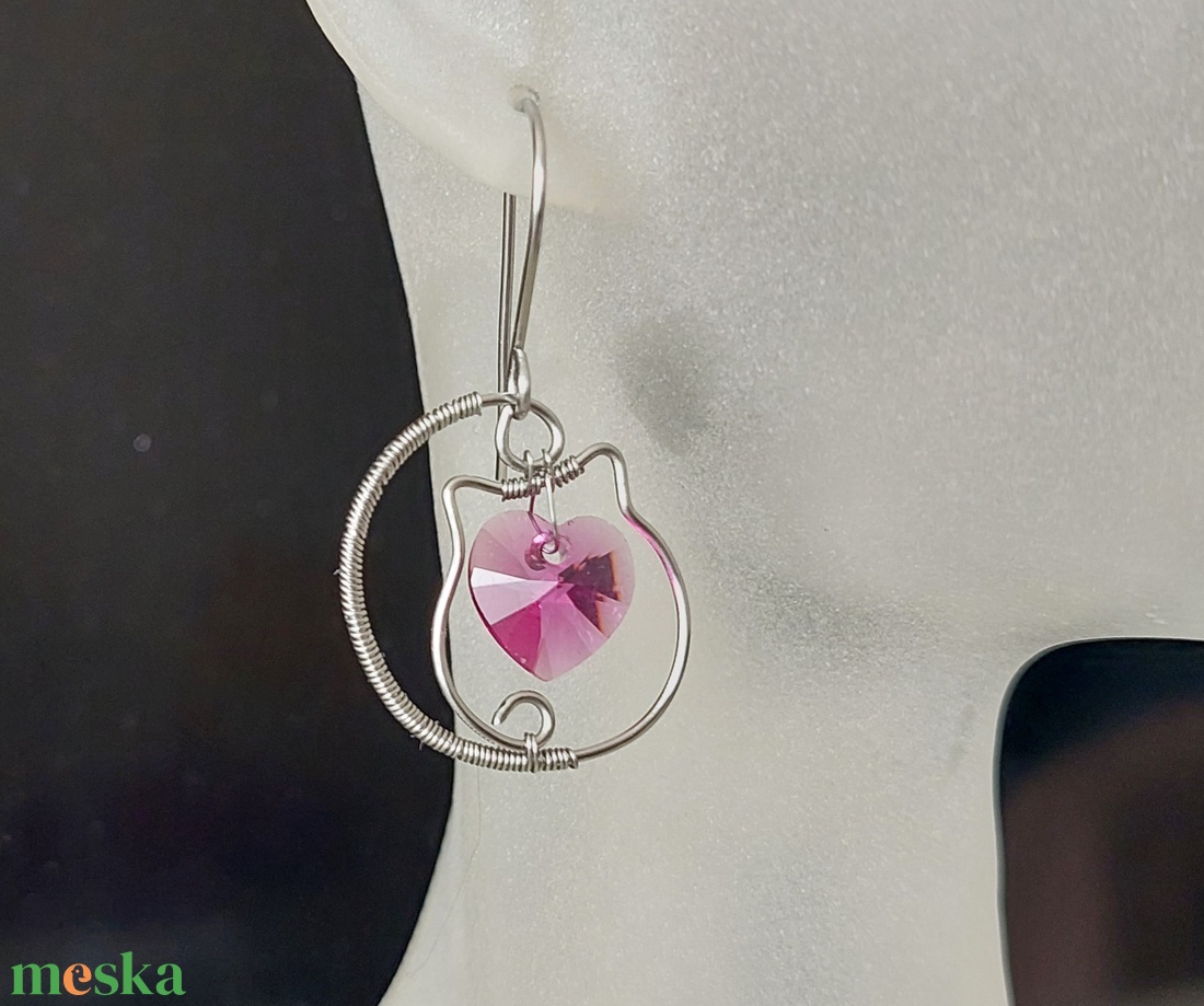 Acél cicás fülbevaló swarovski kristállyal - ékszer - fülbevaló - lógó fülbevaló - Meska.hu