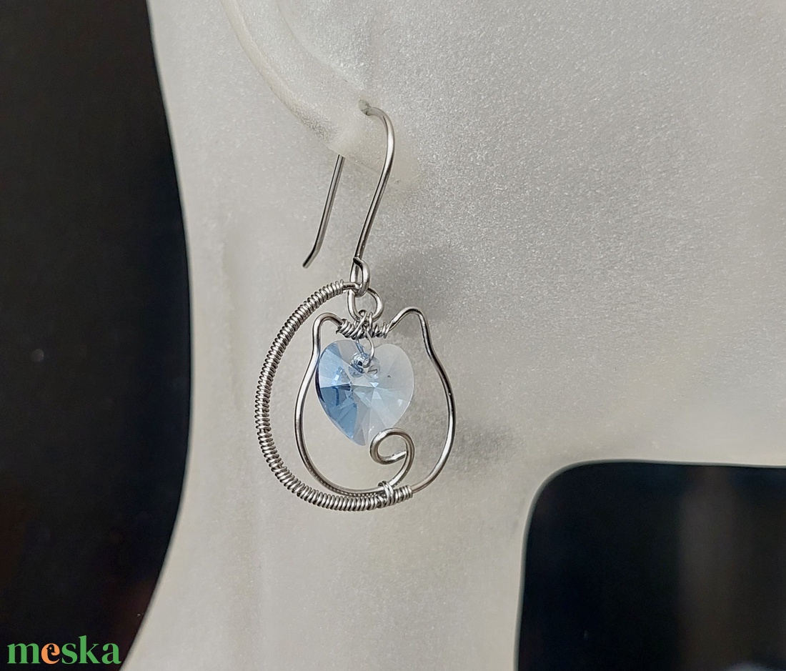 Acél cicás fülbevaló halványkék swarovski kristállyal - ékszer - fülbevaló - lógó fülbevaló - Meska.hu