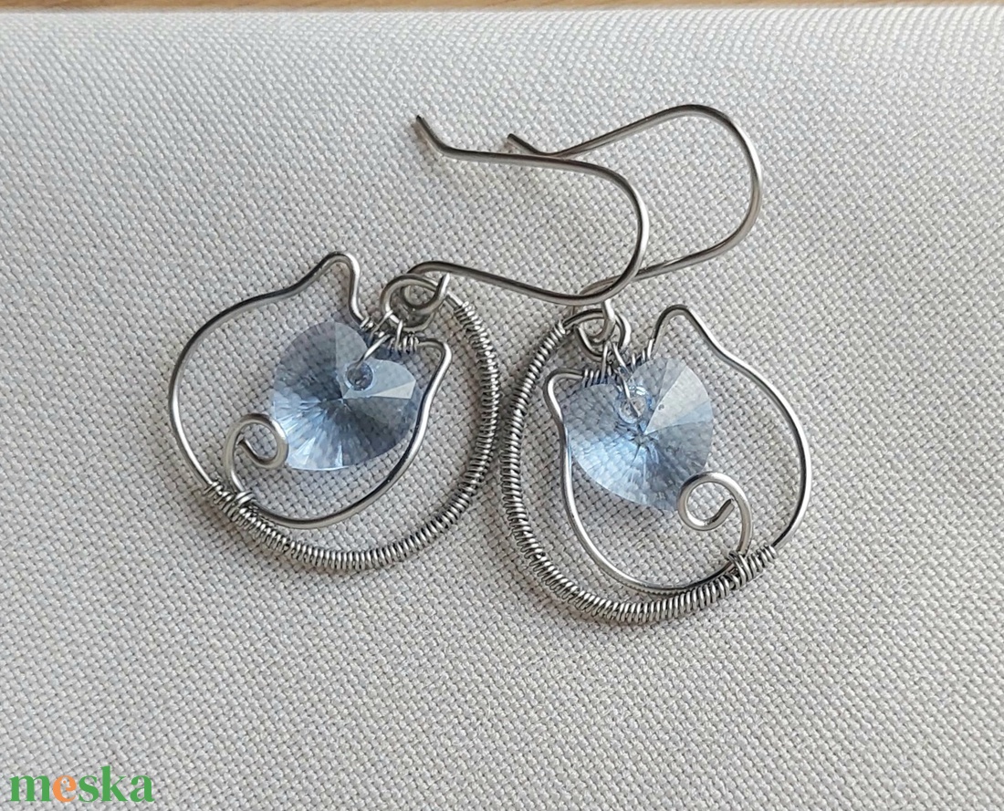 Acél cicás fülbevaló halványkék swarovski kristállyal - ékszer - fülbevaló - lógó fülbevaló - Meska.hu