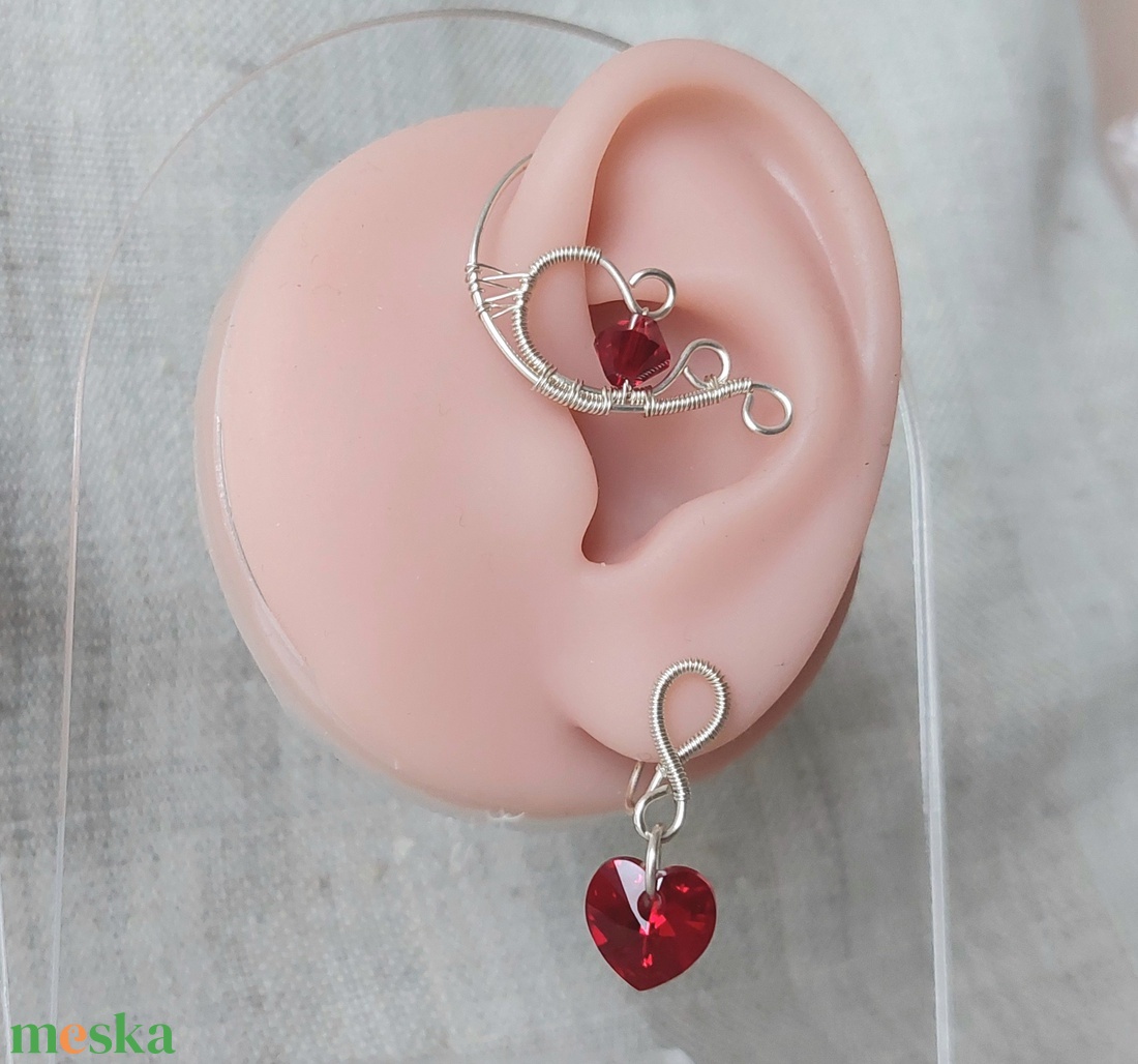 Ezüstözött drót asszimetrikus fülékszer szív swarovski kristállyal - ékszer - fülbevaló - fülékszer - Meska.hu
