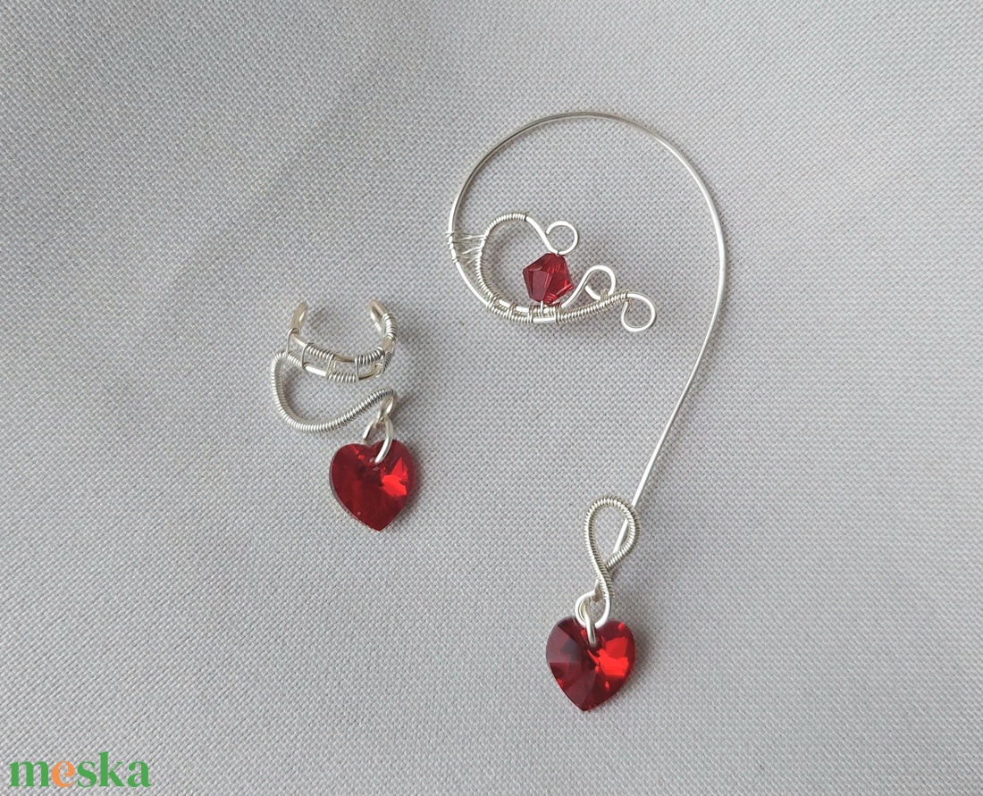 Ezüstözött drót asszimetrikus fülékszer szív swarovski kristállyal - ékszer - fülbevaló - fülékszer - Meska.hu