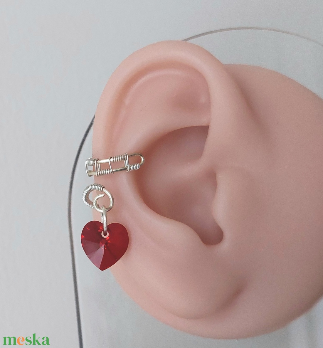 Ezüstözött drót asszimetrikus fülékszer szív swarovski kristállyal - ékszer - fülbevaló - fülékszer - Meska.hu
