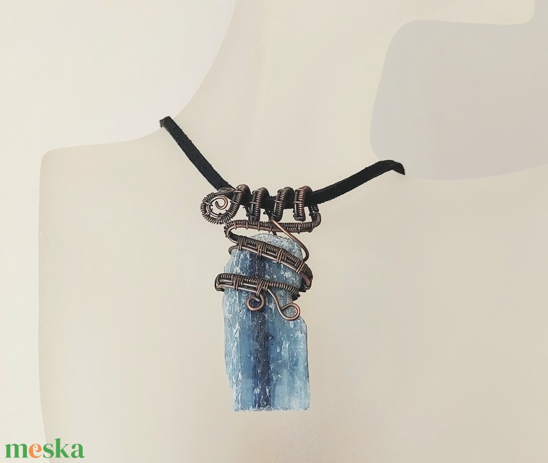 Vörösréz nyaklánc nyers kianit ásvány kővel - ékszer - nyaklánc - medálos nyaklánc - Meska.hu