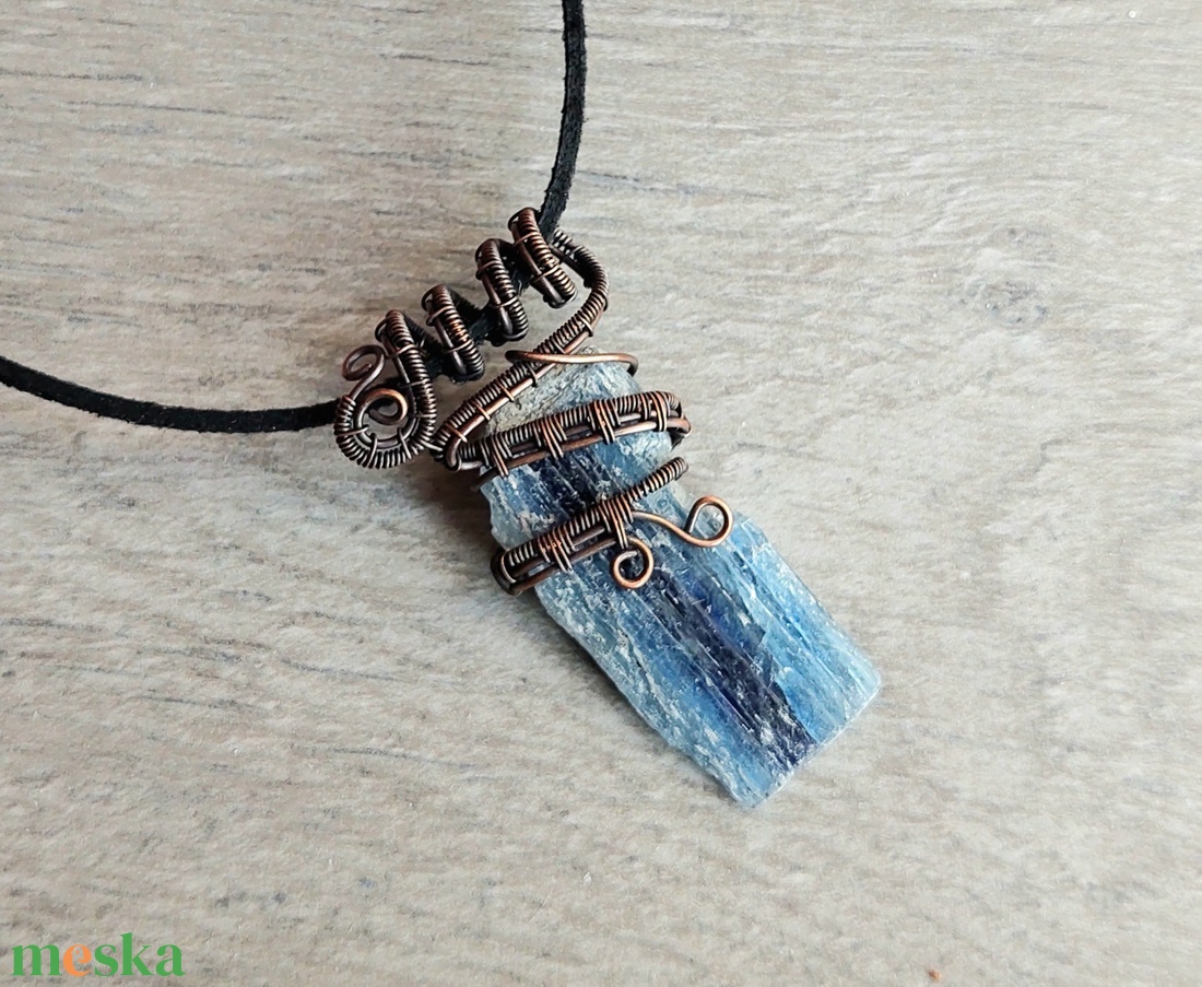 Vörösréz nyaklánc nyers kianit ásvány kővel - ékszer - nyaklánc - medálos nyaklánc - Meska.hu