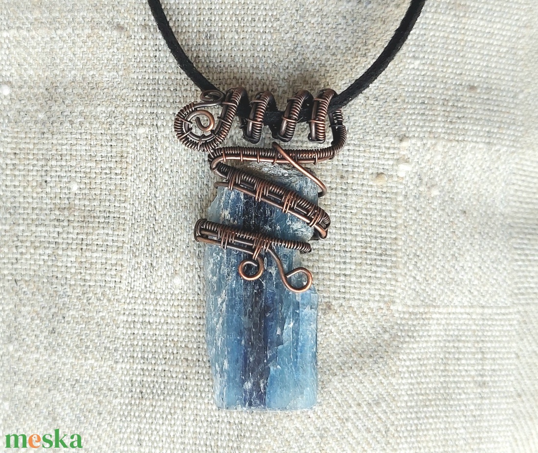 Vörösréz nyaklánc nyers kianit ásvány kővel - ékszer - nyaklánc - medálos nyaklánc - Meska.hu