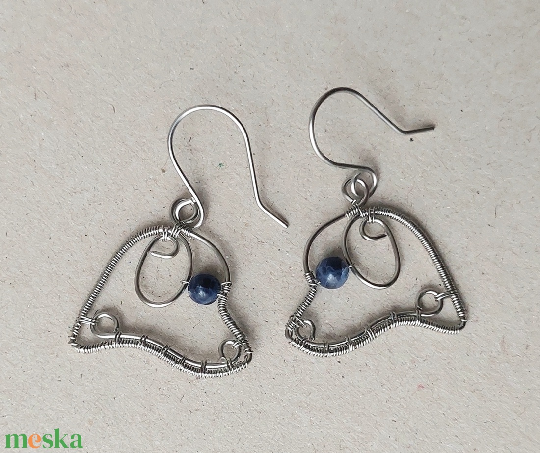 Acél kutya fülbevaló szodalit ásvány golyóval - ékszer - fülbevaló - lógó fülbevaló - Meska.hu