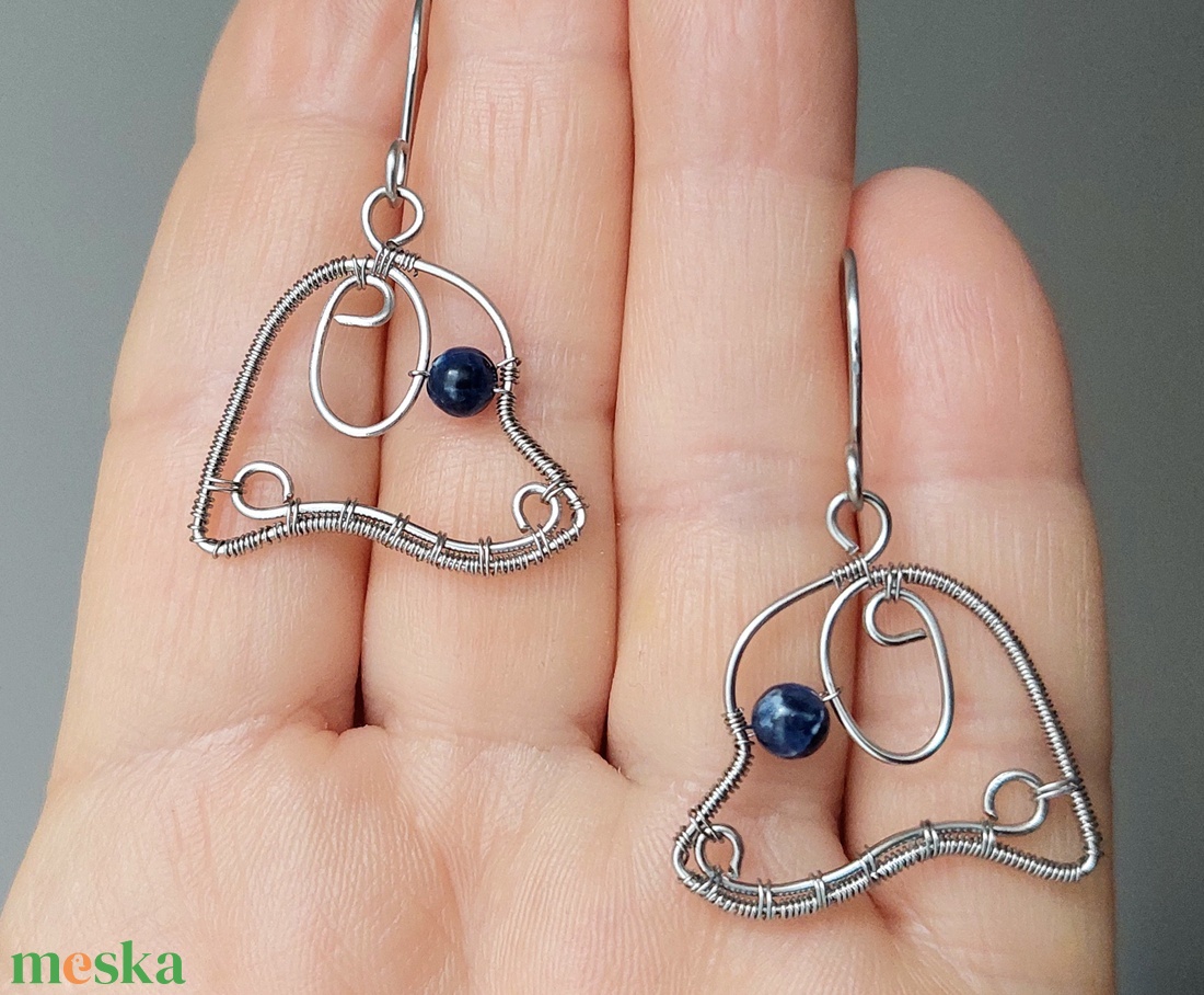 Acél kutya fülbevaló szodalit ásvány golyóval - ékszer - fülbevaló - lógó fülbevaló - Meska.hu