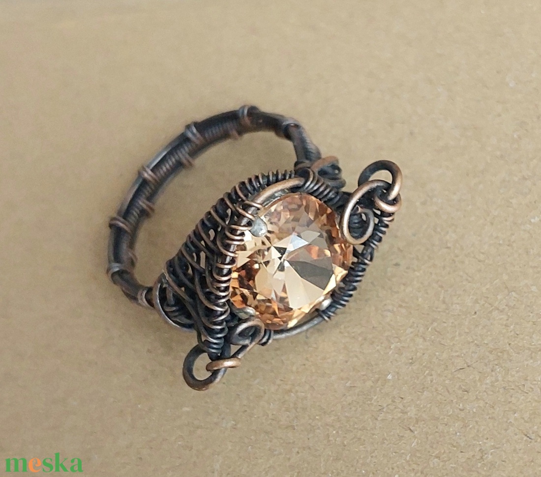 Feltűnő vörösréz gyűrű swarovski kristállyal - ékszer - gyűrű - statement gyűrű - Meska.hu
