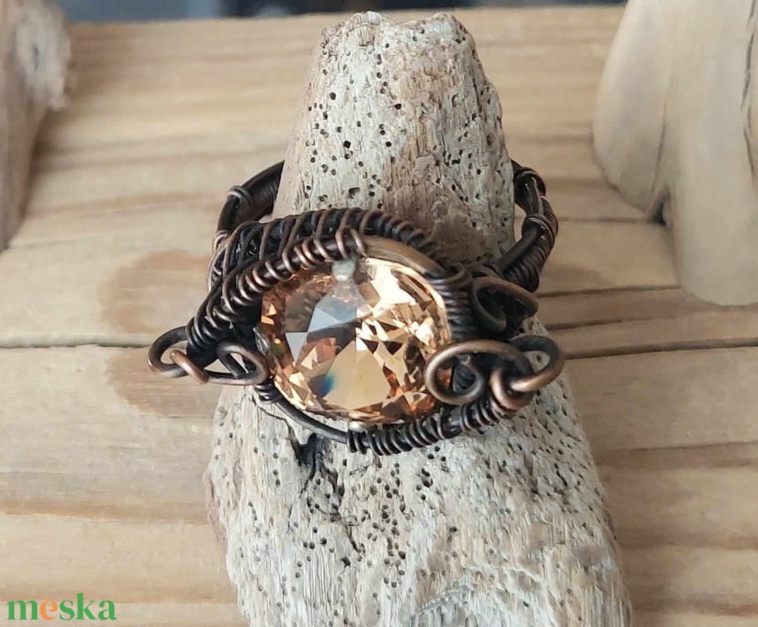 Feltűnő vörösréz gyűrű swarovski kristállyal - ékszer - gyűrű - statement gyűrű - Meska.hu