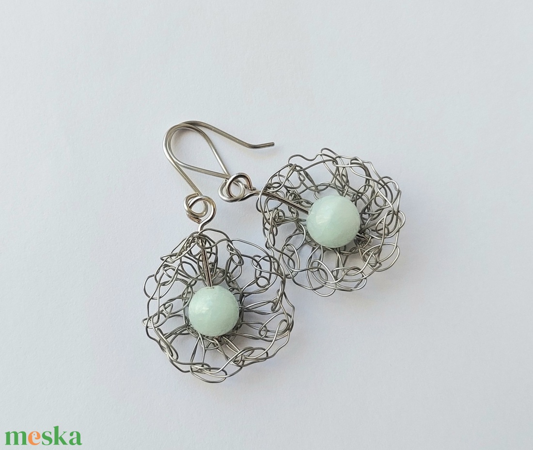 Horgolt acél fülbevaló jáde ásvánnyal - ékszer - fülbevaló - lógó fülbevaló - Meska.hu