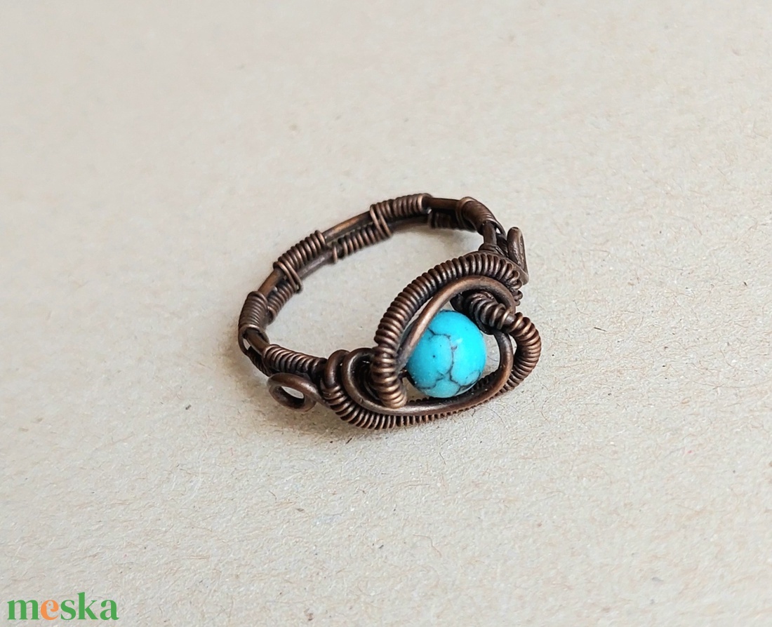 Vörösréz drót gyűrű türkiz ásvány kővel - ékszer - gyűrű - fonódó gyűrű - Meska.hu