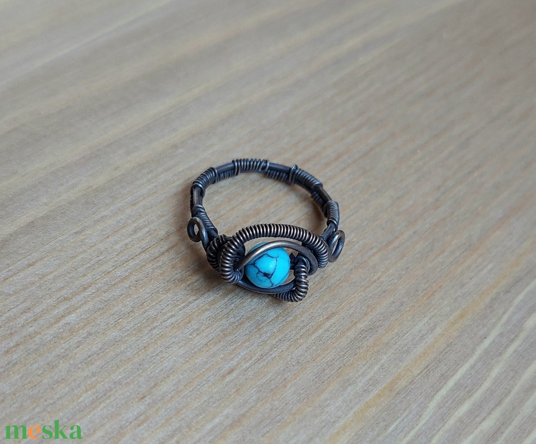Vörösréz drót gyűrű türkiz ásvány kővel - ékszer - gyűrű - fonódó gyűrű - Meska.hu