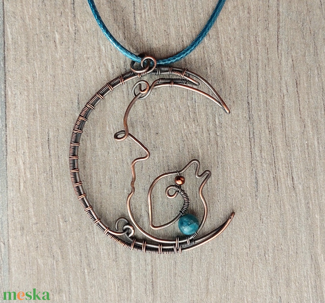 Vörösréz hold és kutya nyaklánc apatit ásvány kővel - ékszer - nyaklánc - medálos nyaklánc - Meska.hu