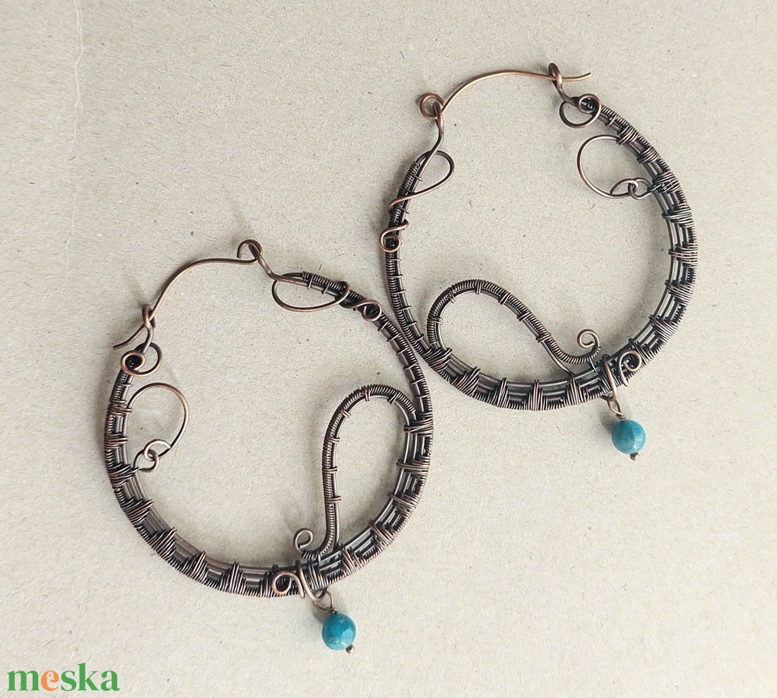 Nagy vörösréz karika fülbevaló apatit ásvány kövekkel - ékszer - fülbevaló - karika fülbevaló - Meska.hu