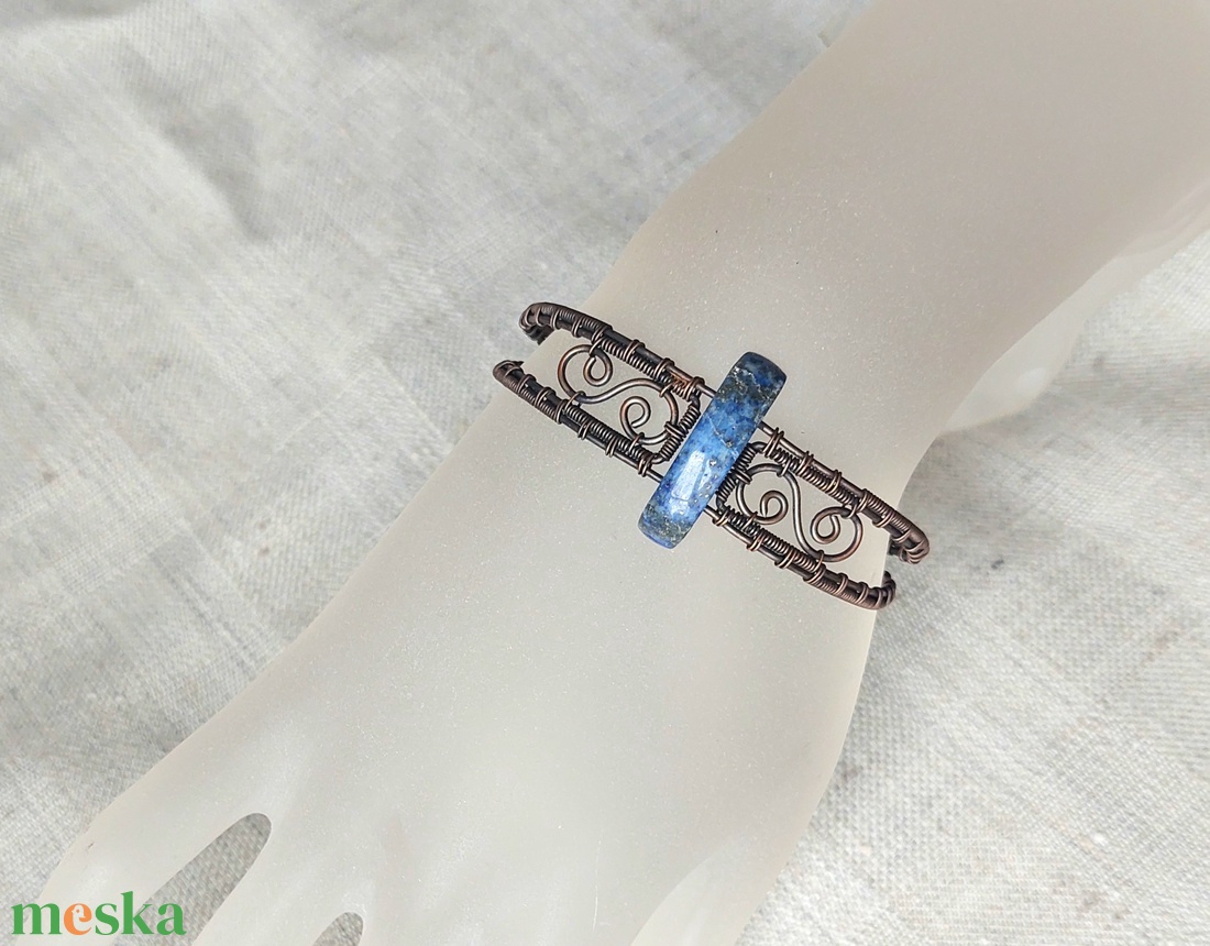 Merev vörösréz karkötő lápis lazuli ásvány kővel - ékszer - karkötő - karperec - Meska.hu