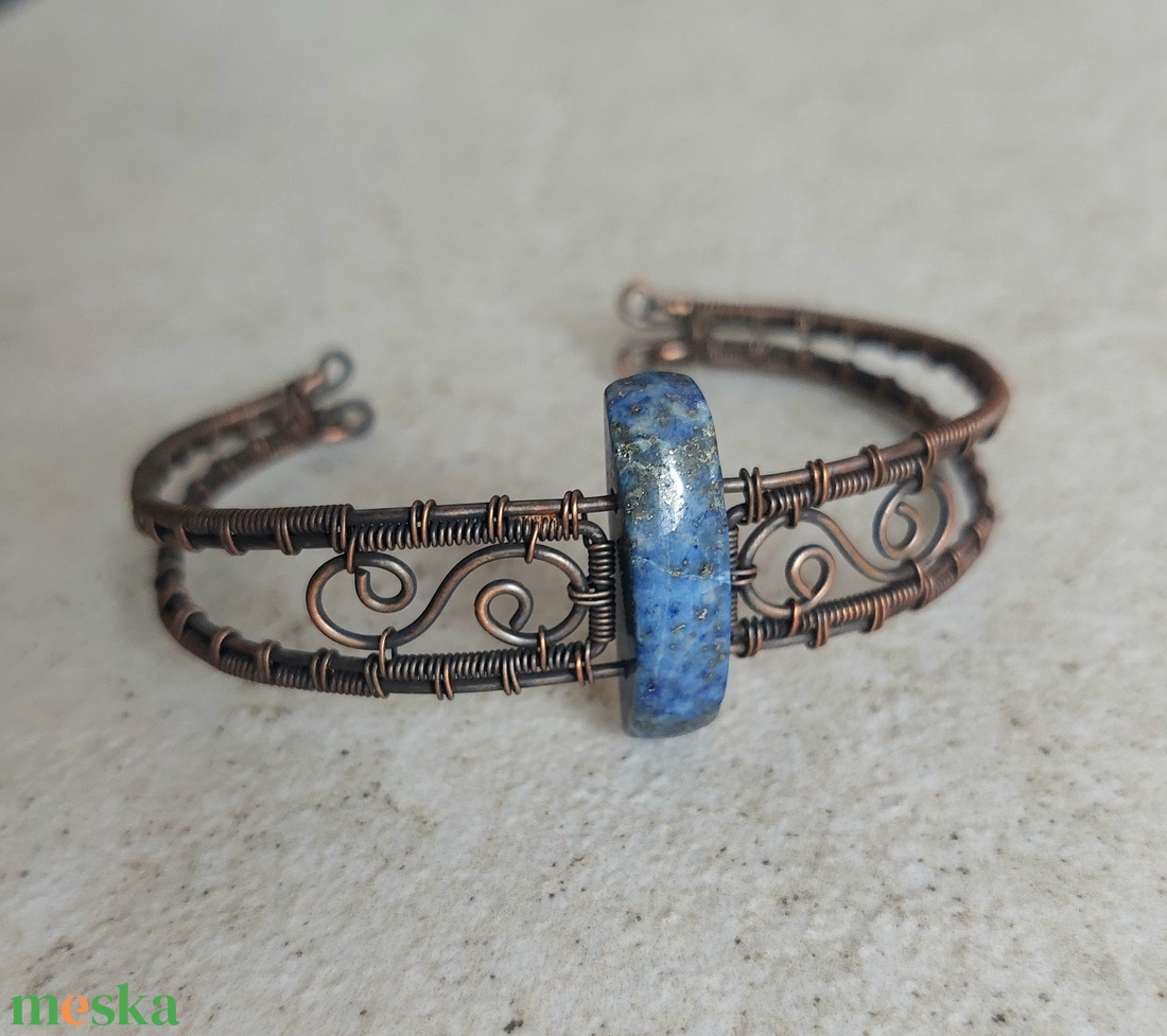 Merev vörösréz karkötő lápis lazuli ásvány kővel - ékszer - karkötő - karperec - Meska.hu