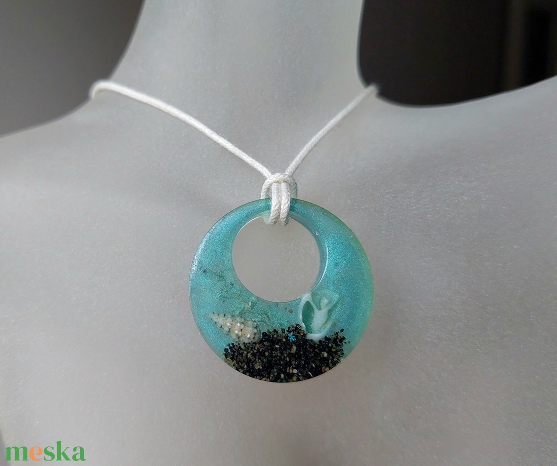 Tengerpart műgyanta nyaklánc - ékszer - nyaklánc - medálos nyaklánc - Meska.hu