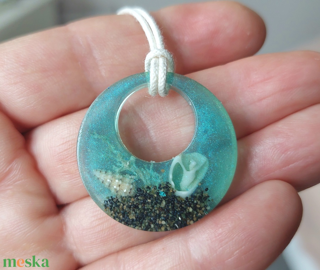 Tengerpart műgyanta nyaklánc - ékszer - nyaklánc - medálos nyaklánc - Meska.hu