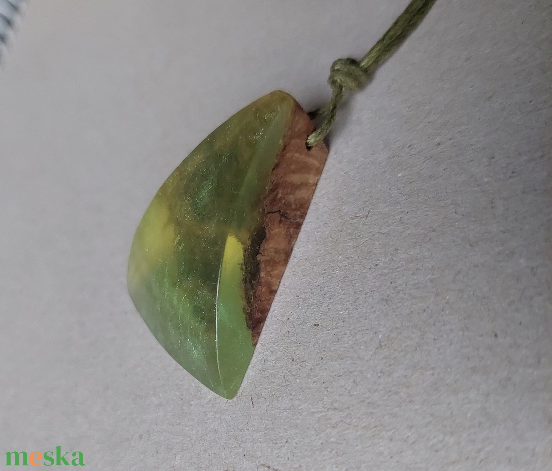 Halványzöld műgyanta nyaklánc olajfával - ékszer - nyaklánc - medálos nyaklánc - Meska.hu