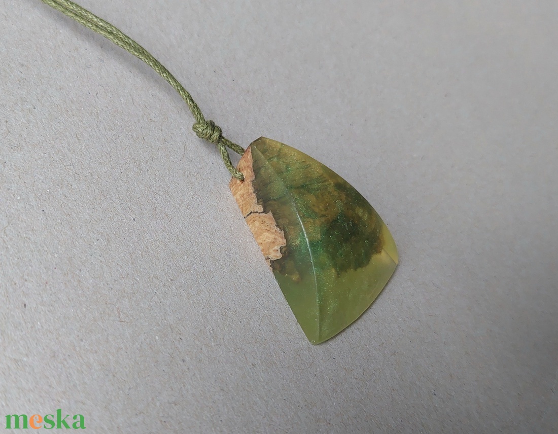 Halványzöld műgyanta nyaklánc olajfával - ékszer - nyaklánc - medálos nyaklánc - Meska.hu