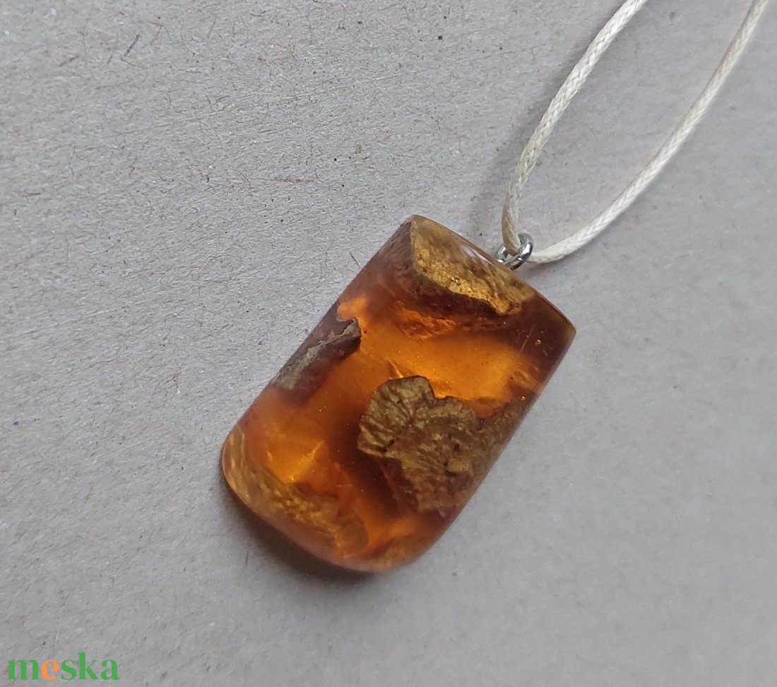 Narancssárga műgyanta nyaklánc toboz darabokkal - ékszer - nyaklánc - medálos nyaklánc - Meska.hu