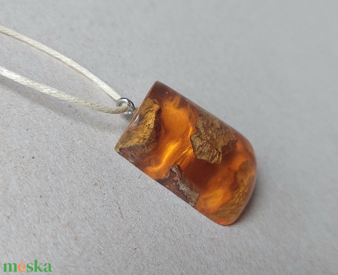 Narancssárga műgyanta nyaklánc toboz darabokkal - ékszer - nyaklánc - medálos nyaklánc - Meska.hu