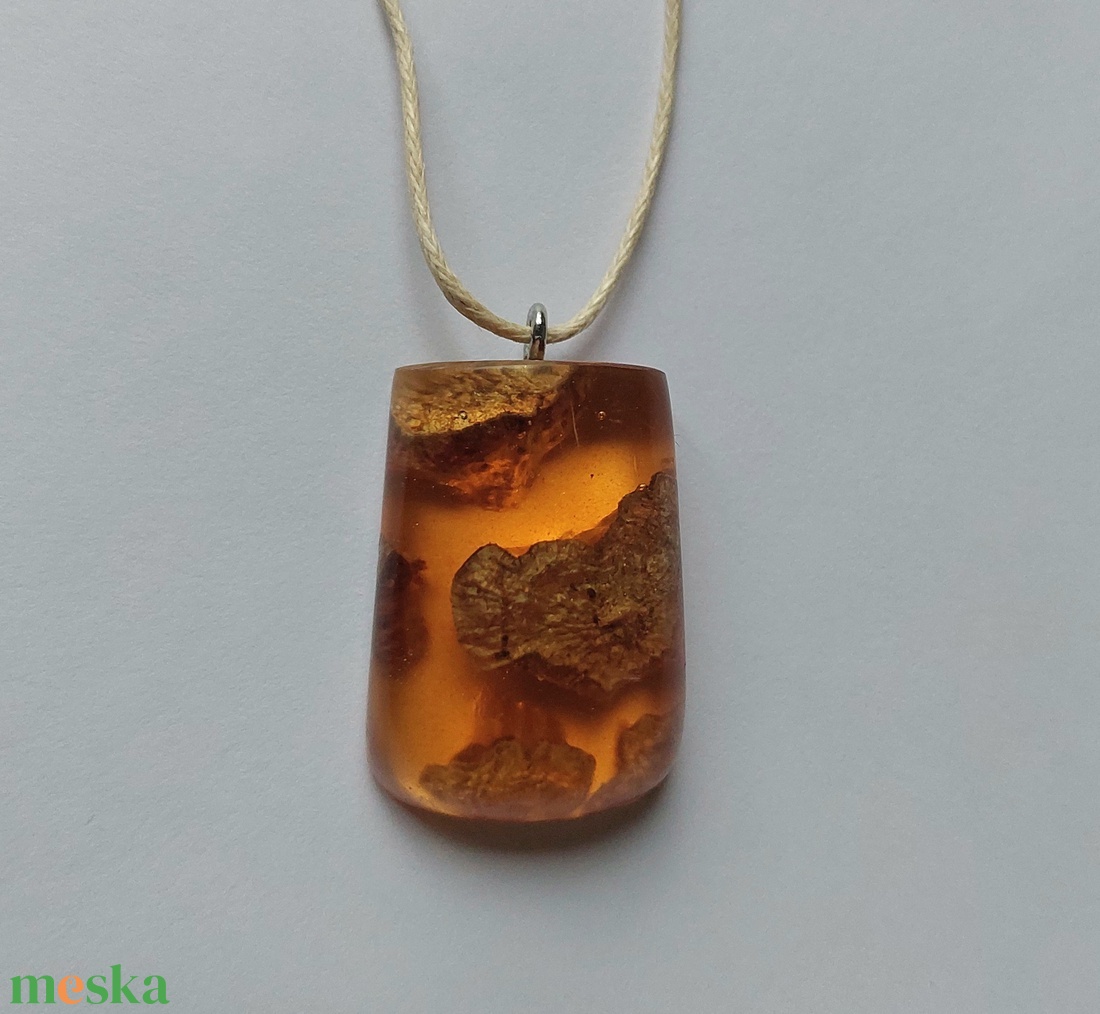 Narancssárga műgyanta nyaklánc toboz darabokkal - ékszer - nyaklánc - medálos nyaklánc - Meska.hu