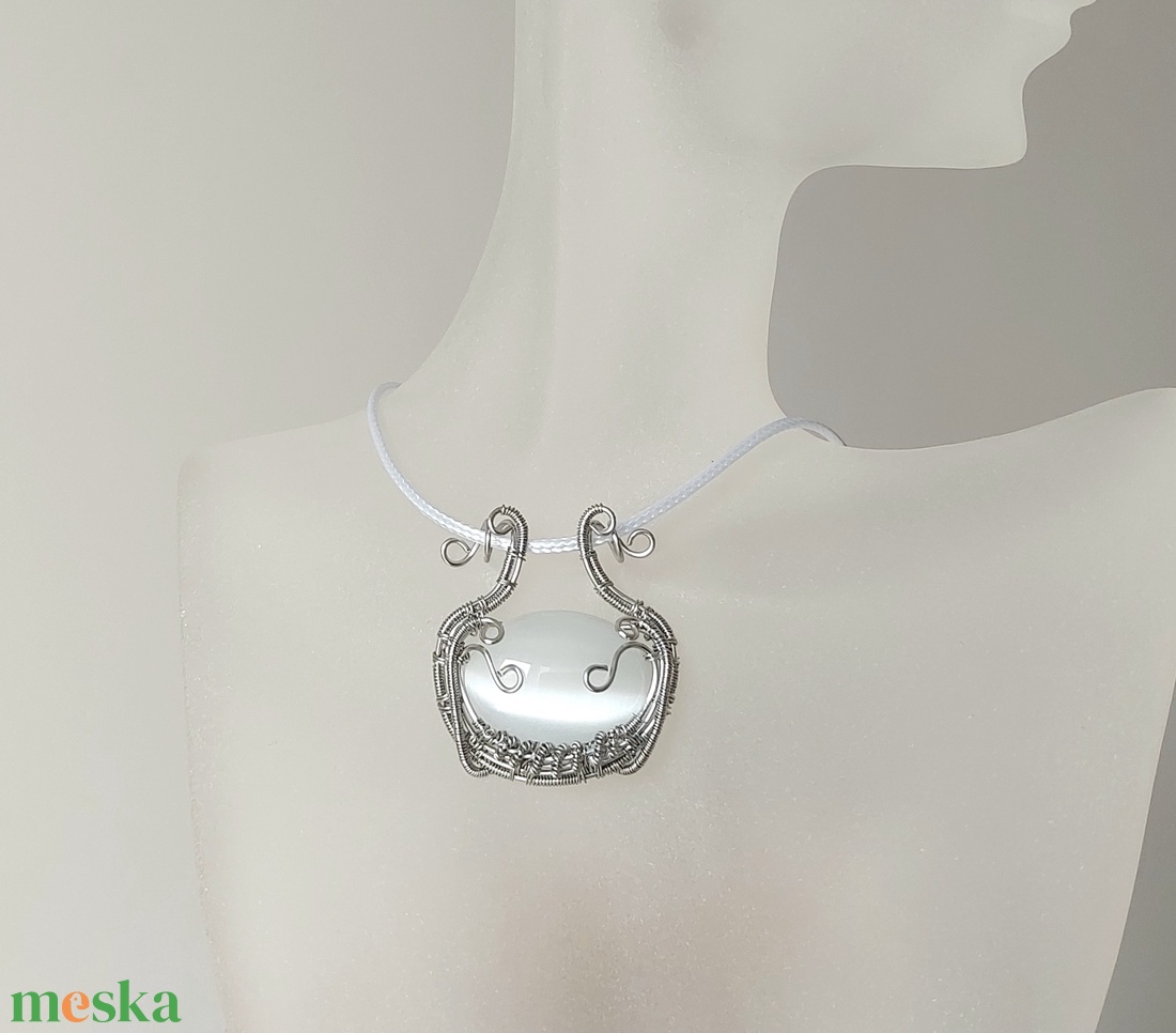 Fehér macskaszemes acél nyaklánc - ékszer - nyaklánc - medálos nyaklánc - Meska.hu