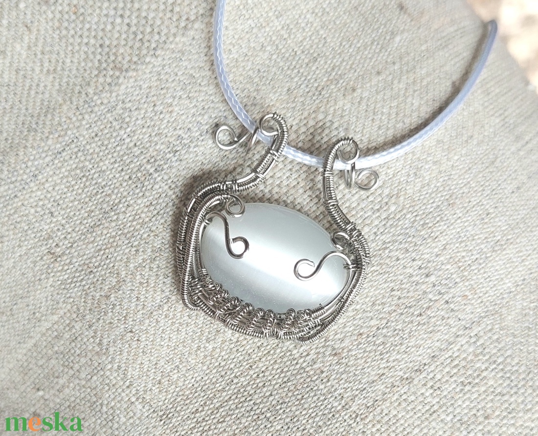 Fehér macskaszemes acél nyaklánc - ékszer - nyaklánc - medálos nyaklánc - Meska.hu